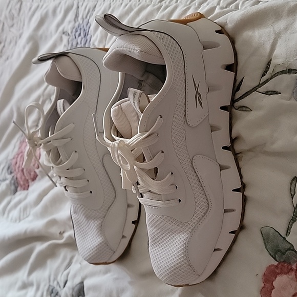 Reebok - Picture 1 of 4